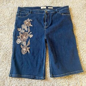 LOGO Lori Goldstein lace floral appliqué Bermuda plus size 20 W denim shorts